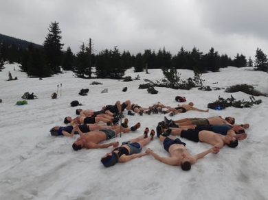Promotiebeeld De berg, de hoop, de zooi: een groep mensen maakt sneeuwengelen