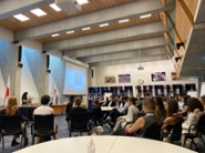 MIRD-studenten luisteren naar een presentatie van Yasmin Jamshedzoda (Visitor Services Officer) bij de Internationale Federatie van Rode Kruis- en Rode Halve Maanverenigingen (IFRC)