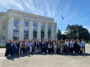 MIRD-studenten en stafleden voor de ingang van het VN-hoofdkwartier, Palais des Nations in Genève