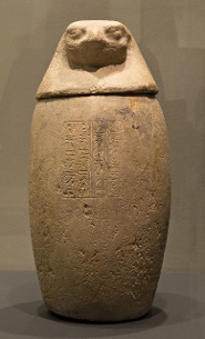 Een canoop (vaas voor ingewanden van mummies) die in het Teatrum Anatomicum van de Leidse universiteit stond en later naar het RMO over ging.