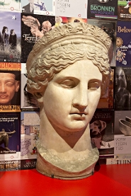 Een gipsen afgietsel van het standbeeld Iuno (Hera) Ludovisi, dat werd gebruikt als studieobject.