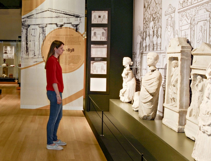 De zaal in de jubileumtentoonstelling in het RMO, waar de collectie-Van Papenbroek op dezelfde manier als in de Hortus is opgesteld.