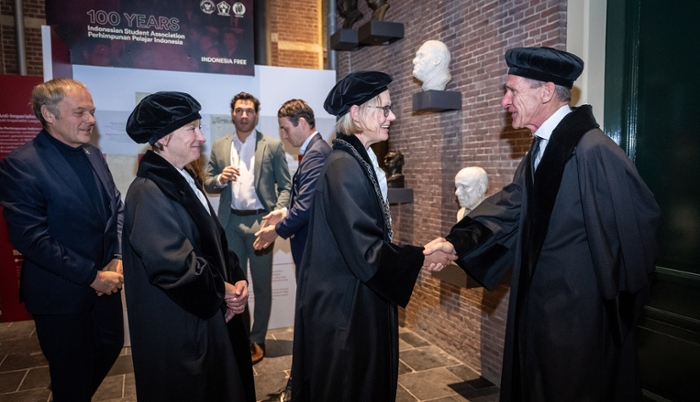 Rector magnificus Hester Bijl en Voorzitter College van Bestuur Annetje Ottow feliciteren emeritus Hoogleraar Gert Oostindie.