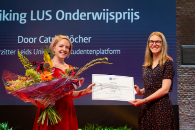 Emily Strange krijgt de prijs met bijbehorende cheque overhandigd