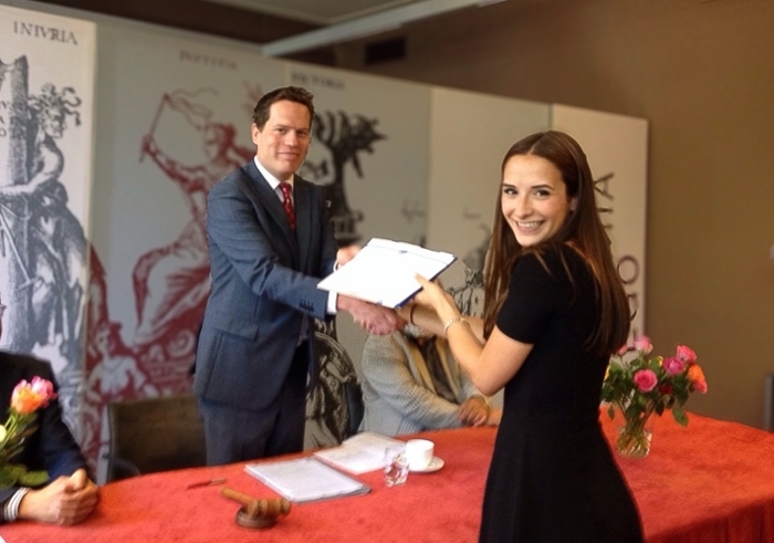 Marisse van Os ontvangt haar diploma