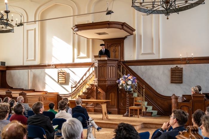 Dario Fazzi (hoogleraar Transatlantische Milieugeschiedenis) spreekt zijn oratie uit in de Lokhorstkerk.
