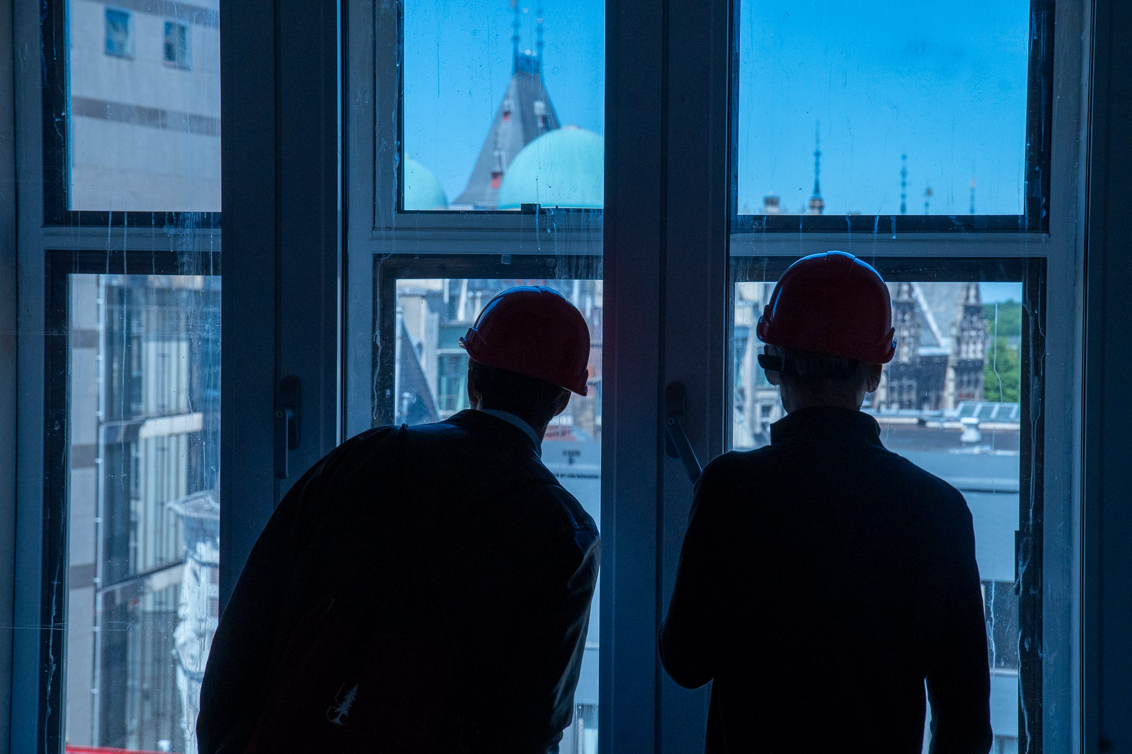 Politicologen kijken naar het uitzicht op het Binnenhof.