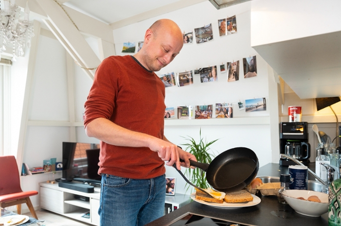 Informaticus en psycholoog Roy de Kleijn bak in de keuken van zijn woning een ei