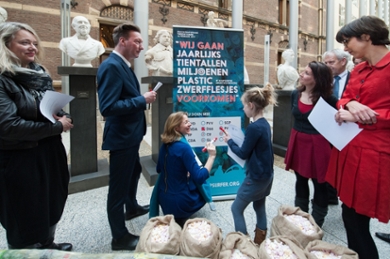 De overhandiging van de petitie aan de Tweede Kamer.