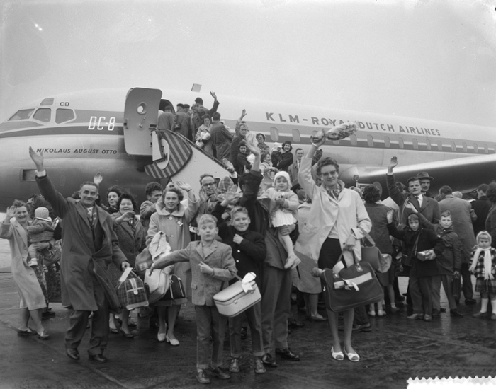 Nederlandse emigranten nemen in 1960 het vliegtuig naar Australië.