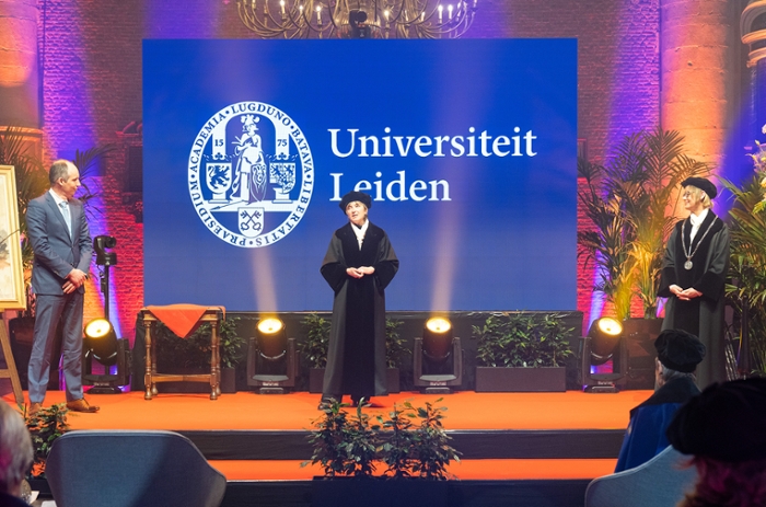 Het nieuwe College van Bestuur (v.l.n.r.): Martijn Ridderbos, Annetje Ottow en Hester Bijl, staan op het podium tijdens de dies natalis