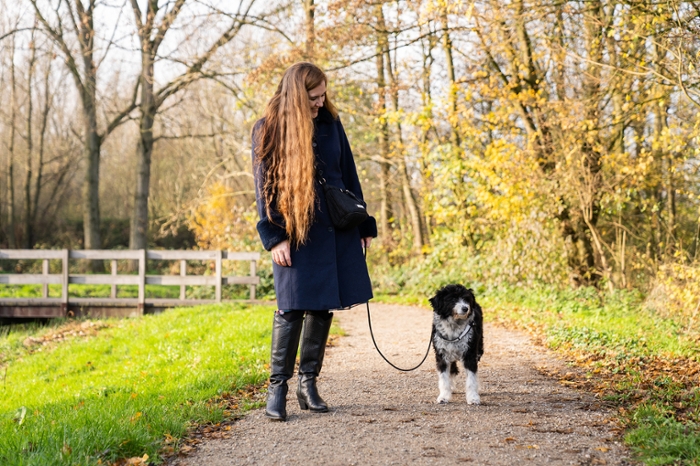Maaike Smit wandelt met haar hondje Nova in het park.