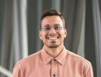 Lachende jonge man in overhemd