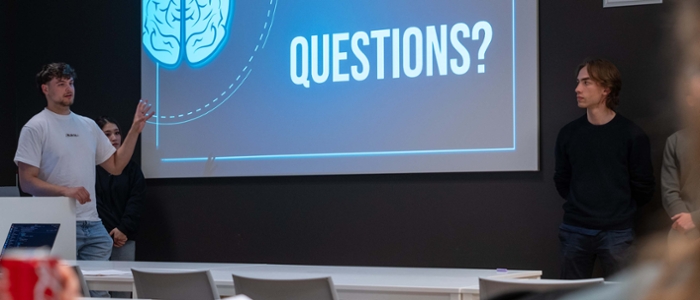 Studenten sluiten hun slideshow af met een dia met 