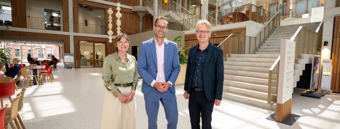 Van links naar rechts: Voorzitter CvB Anntje Ottow, Burgemeester Peter Heijkoop, Decaan Henk te Velde