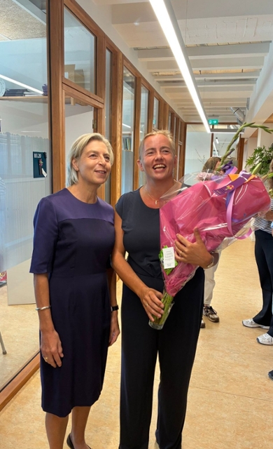 Sigrid van Wingerden samen met Decaan Suzan Stoter