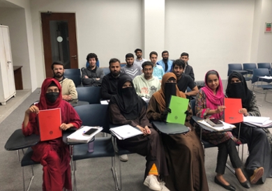 Studenten zitten in het klaslokaal van de universiteit in Lahore