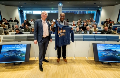 Jasper Knoester en Kelly Chibale, mét zijn nieuwe Leiden Science-sweater