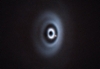 De pasgeboren planeet WISPIT 2b eet zich een weg door zijn stoffige ‘wieg’ terwijl hij rond zijn moederster draait. Deze foto, genomen met ESO’s Very Large Telescope, is de eerste duidelijke opname van een babyplaneet in een schijf met meerdere ringen.