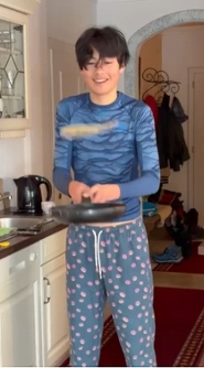 Zoon Kamiel bakt pannenkoeken