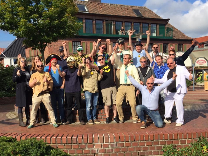 In Duitsland tijdens de jaarlijkse puzzelrit - Gerard staat te midden van een groep leden van Machra buiten op een plein