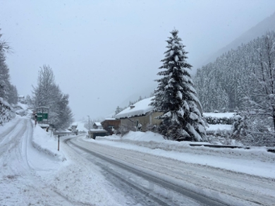 De moeilijk begaanbare weg langs ons appartement
