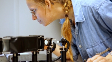 Promovenda Willeke Mulder van de Sterrewacht Leiden doet een experiment
