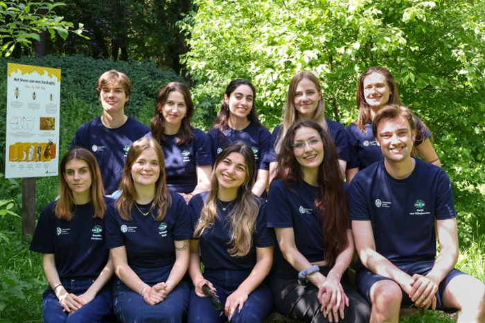 Groepsfoto van het complete team van iGEM Leiden 2026. Bovenste rij (staand), van links naar recht: Gijs, Joine, Sarvin, Emilija, Eleni. Onderste rij (zittend): Camilla, Isabelle, Seren, Clementine, Joost