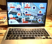 De presentatie van de opening van het academisch jaar op het scherm van de laptop van Jasper