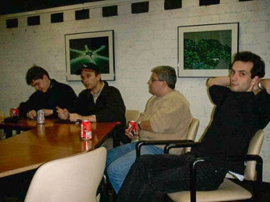 2001, Todor Stefanov als promovendus samen met zijn medepromovendi tijdens een vergadering in kamer 176 in het Snellius-gebouw. Deze kamer was destijds de enige speciale vergaderruimte die ze bij LIACS hadden.