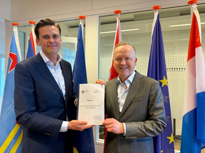 Overhandiging rapport door Wouter Veenendaal aan Roald Lapperre (van Koninkrijksrelaties)