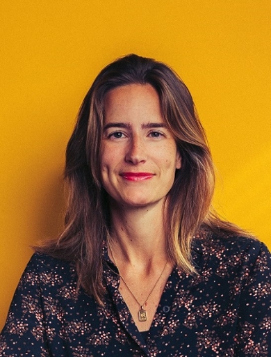 Portret van Ellen Gijselaar met gele achtergrond.