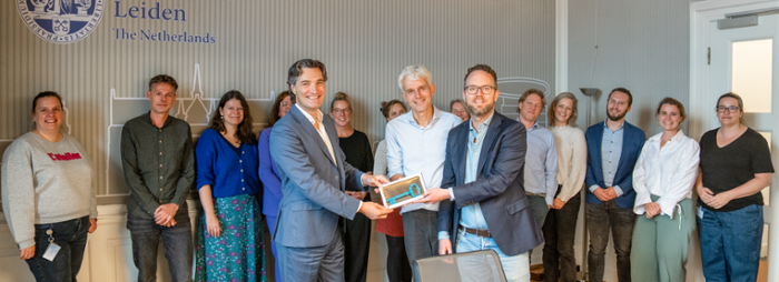Namens het college van bestuur neemt Timo Kos een symbolische sleutel van chocolade in ontvangst. Ook op de faculteiten zijn deze sleutels inmiddels overhandigd.