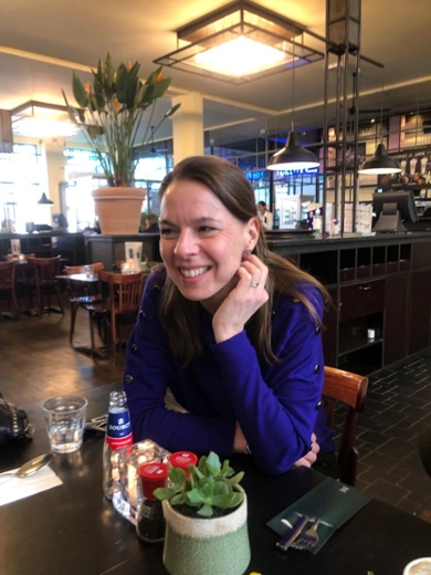 Sonja Wagenaar zit in een café en vertelt over het eerste medewerkerssymposium Studentenwelzijn